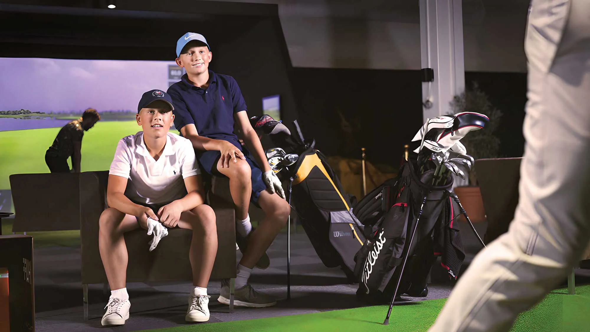 howe-2-golf-simulator-watching