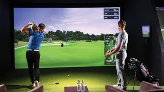 howe-2-golf-simulator-playing